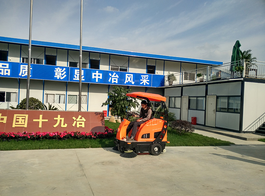 四川駕駛式電動掃地車