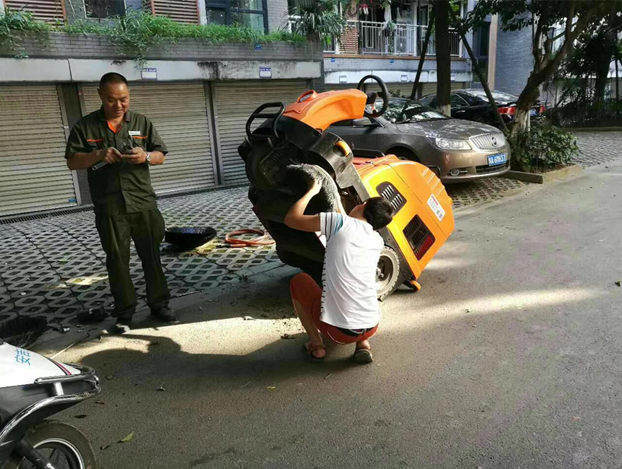 掃地機(jī),電動掃地機(jī),成都掃地車,四川掃地車,國產(chǎn)掃地機(jī),綿陽掃地機(jī),全自動掃地機(jī),駕駛式掃地機(jī)