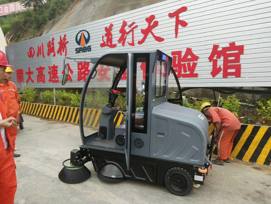 掃地機,電動掃地機,成都掃地車,四川掃地車,國產掃地機,綿陽掃地機,全自動掃地機,駕駛式掃地機