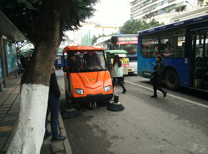四川駕駛式掃地車