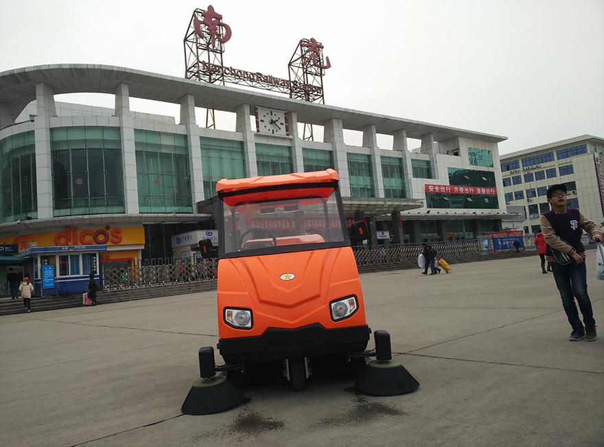 四川駕駛式電動(dòng)掃地車(chē)