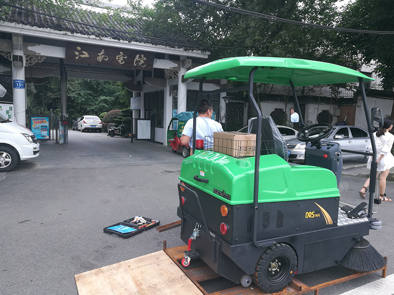 成都物業(yè)掃地機(jī),成都駕駛式掃地機(jī),四川掃地機(jī),四川電動(dòng)掃地機(jī),德陽(yáng)工廠掃地機(jī)