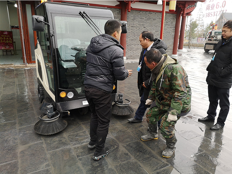 眉山掃地機(jī),四川掃地機(jī),眉山駕駛式掃地車,樂山物業(yè)掃地機(jī),四川大型掃地機(jī),眉山景區(qū)掃地機(jī)