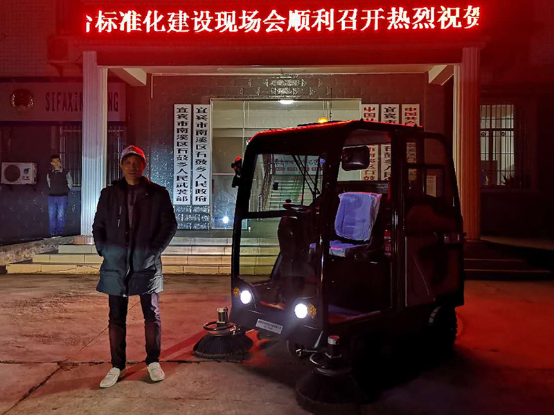 四川駕駛式電動(dòng)掃地車,成都駕駛式電動(dòng)掃地車,工廠四川駕駛式電動(dòng)掃地車,綿陽(yáng)四川駕駛式電動(dòng)掃地車
