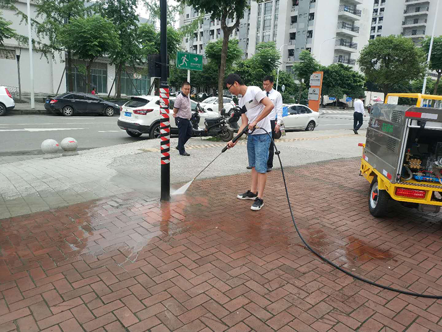 成都環(huán)衛(wèi)三輪高壓沖洗車