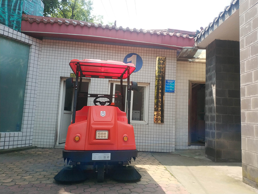 成都小型駕駛式掃地機(jī),四川小型駕駛式掃地機(jī)