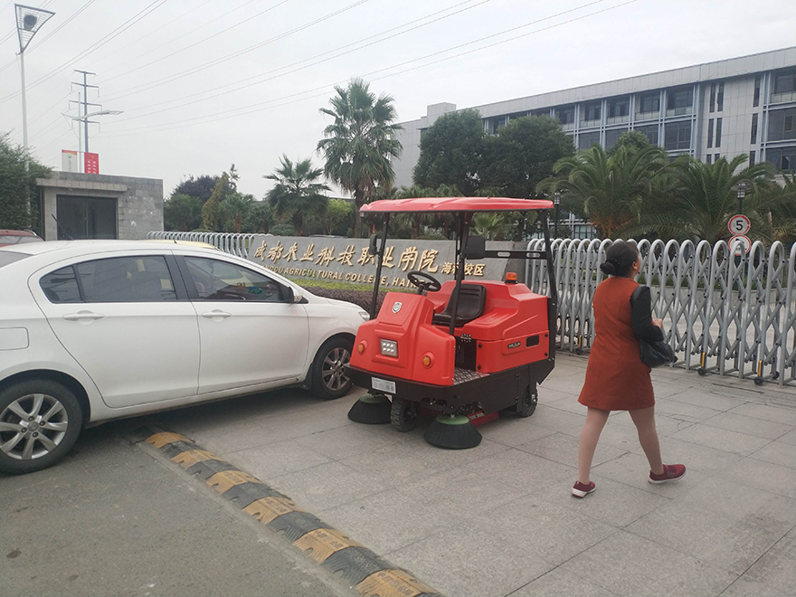 綿陽掃地機,自貢電動掃地機,瀘州駕駛式掃地機,宜賓掃地機