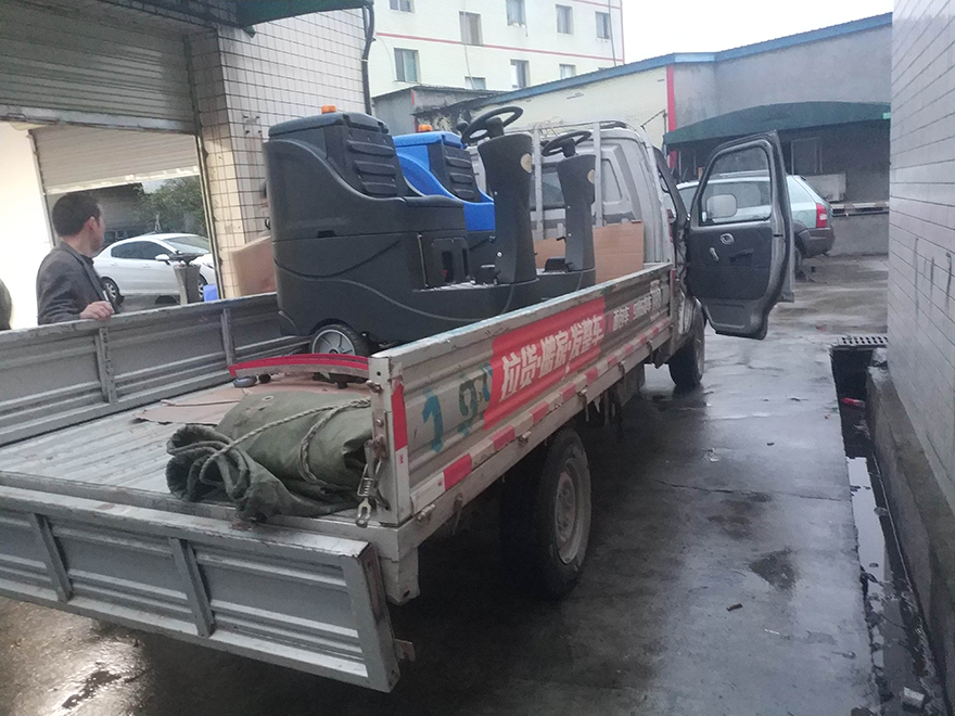 成都駕駛式洗地機(jī)