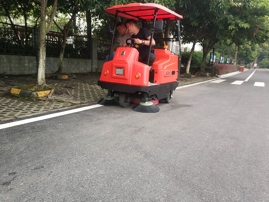 1350駕駛式掃地機(jī),四川學(xué)校掃地機(jī),成都掃地車