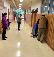 成都保時(shí)潔手推式洗地機(jī)在金蘋(píng)果幼兒園