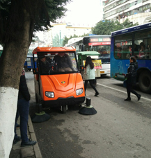 四川駕駛式掃地車(chē)運(yùn)用于市政道路清掃