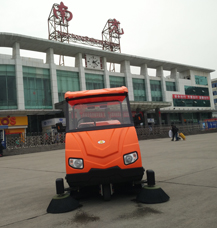 四川駕駛式掃地車(chē)進(jìn)駐南充站地面清潔