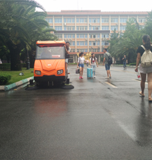 成都電動(dòng)掃地車服務(wù)于成都大學(xué)地面清潔