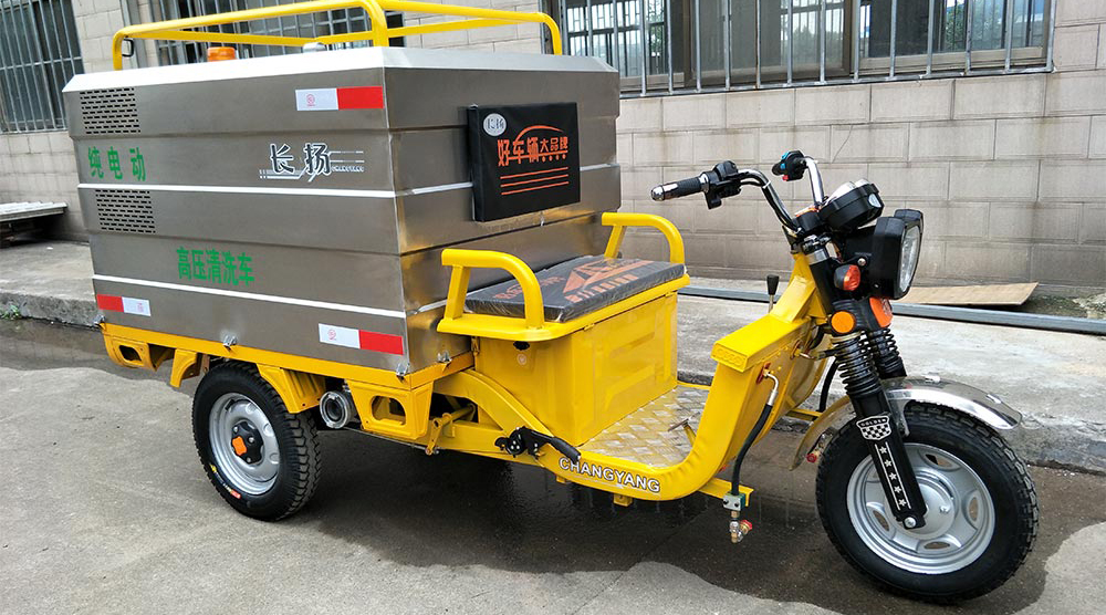 青白江萬(wàn)貫機(jī)電市場(chǎng)使用三輪高壓沖洗車(chē)清潔路面和垃圾桶