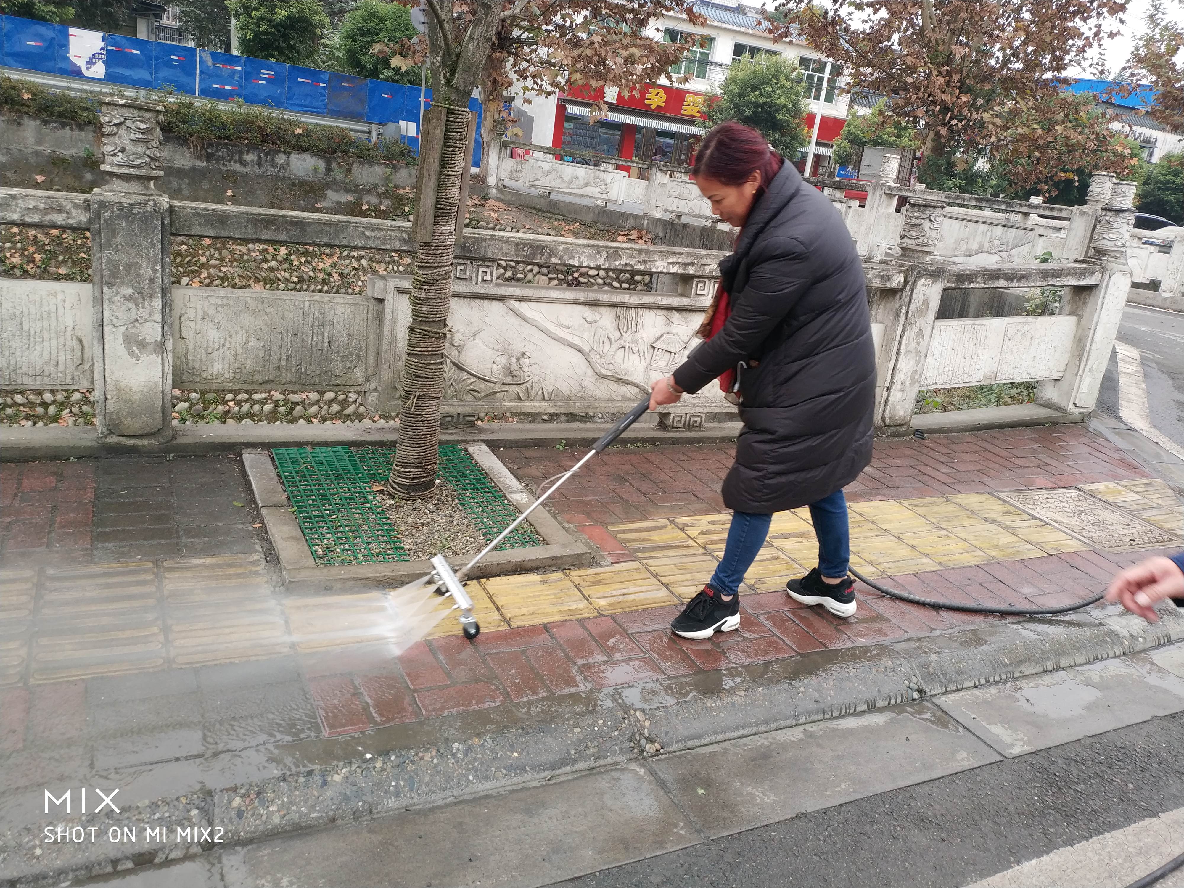 公司三輪沖洗車對溫江地面清潔保駕護航