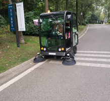 成都濕地公園駕駛?cè)忾]掃地車對(duì)公園全面清掃
