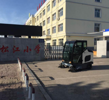 電動(dòng)全封閉式掃地機(jī)在學(xué)校地面的運(yùn)用