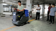 成都駕駛式洗地機(jī)在地下車庫(kù)水泥地面的清潔