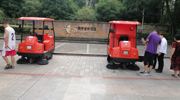 駕駛式掃地機(jī)在溫江小區(qū)地面清潔